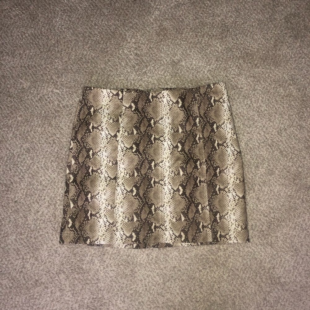 Leather-material snake print skirt